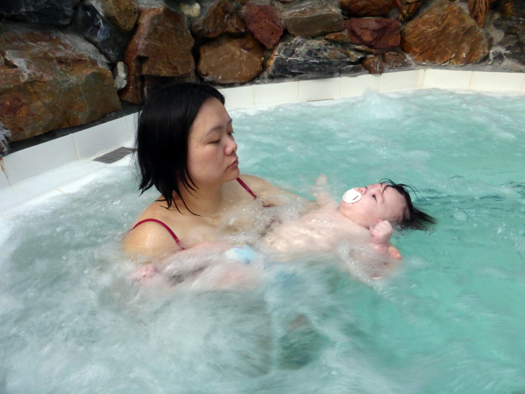 Miaomiao and Max in the whirlpool at the Aqua Mundo swimming pool of the Center Parcs Kempervennen holiday park