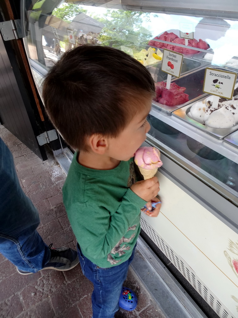 Max with an ice cream at the Sequoia café at the Taiga area at the GaiaZOO