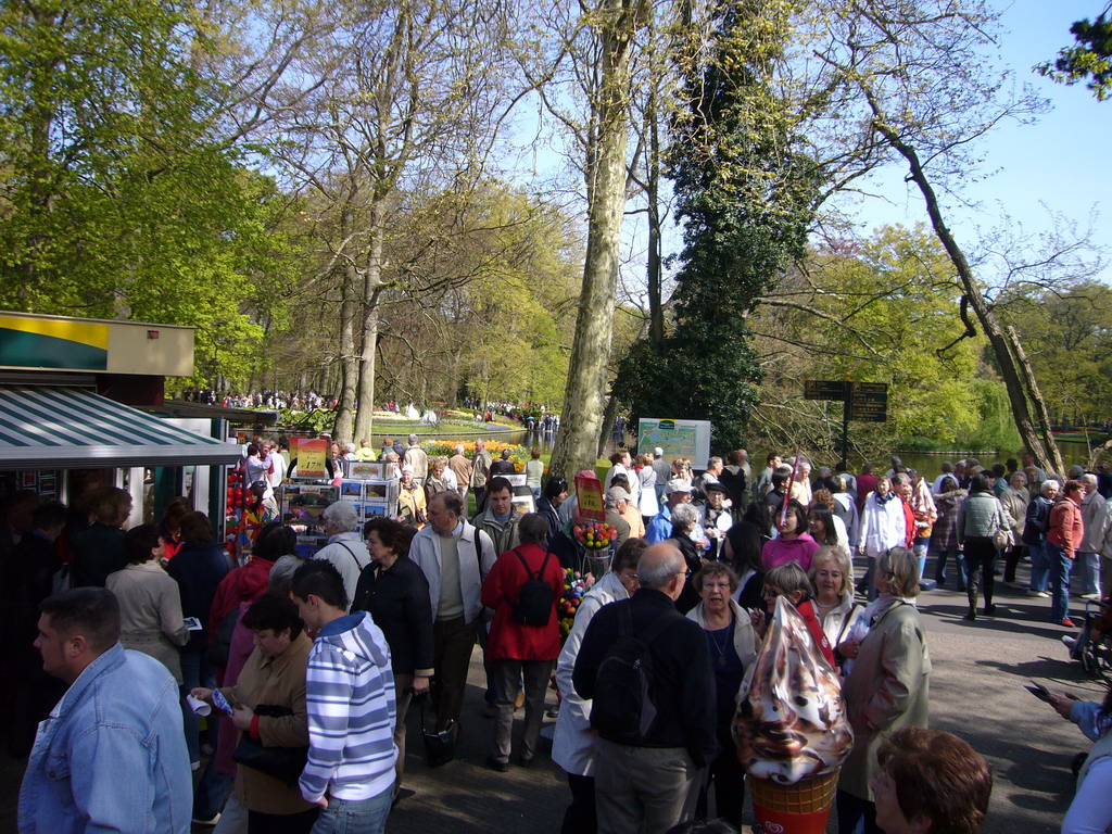 Square near the main entrance and the central lake of the Keukenhof park