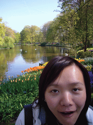 Miaomiao with flowers and the central lake of the Keukenhof park