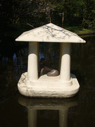 Sculpture in the central lake of the Keukenhof park