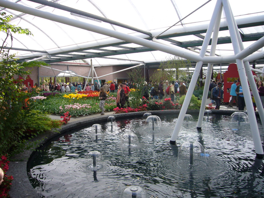 Fountain in the Willem Alexander pavilion at the Keukenhof park