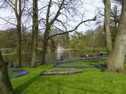 Flowers, grassland and the central lake at the Keukenhof park