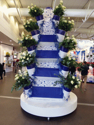 Column with white flowers in the Oranje Nassau pavilion at the Keukenhof park