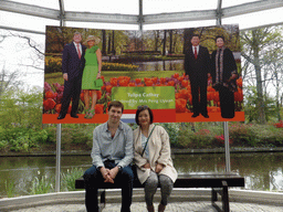 Tim and Miaomiao in front of a photograph of the Chinese president Xi Jinping, his wife Peng Liyuan, the Dutch king Willem-Alexander and the Dutch queen Maxima, in the Willem-Alexander pavilion at the Keukenhof park