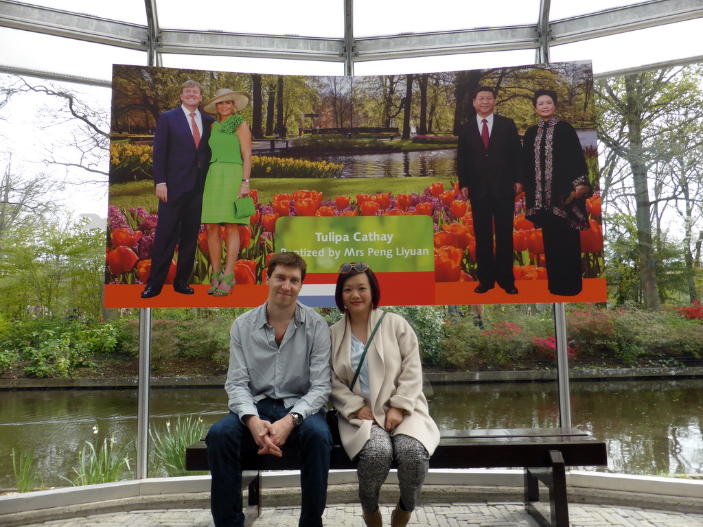Tim and Miaomiao in front of a photograph of the Chinese president Xi Jinping, his wife Peng Liyuan, the Dutch king Willem-Alexander and the Dutch queen Maxima, in the Willem-Alexander pavilion at the Keukenhof park