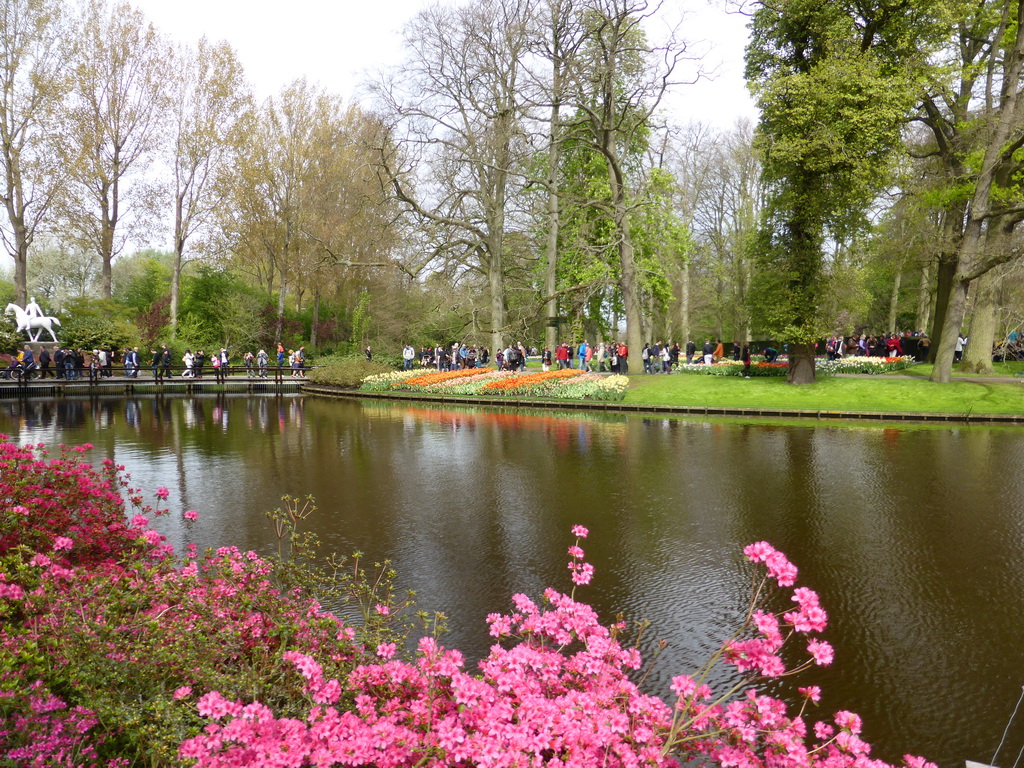 Central lake, bridge and statue near the Wilhelmina pavilion at the Keukenhof park