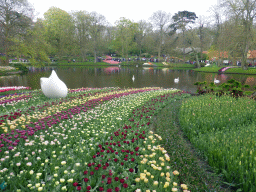 Central lake and flowers at the Keukenhof park
