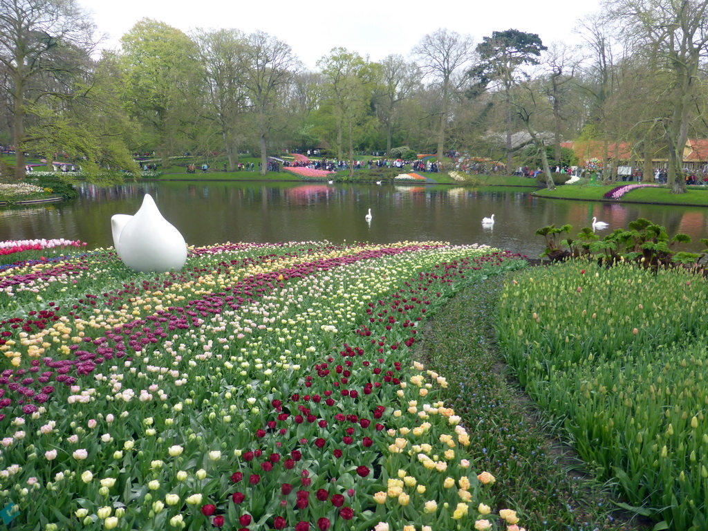 Central lake and flowers at the Keukenhof park