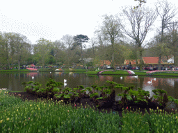 Central lake and flowers at the Keukenhof park
