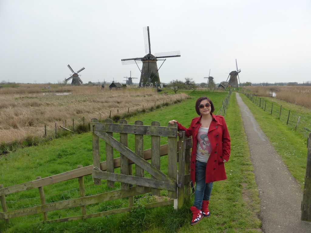 Miaomiao with the Nederwaard and Overwaard windmills, viewed from the southeast side of the Museum Windmill Nederwaard