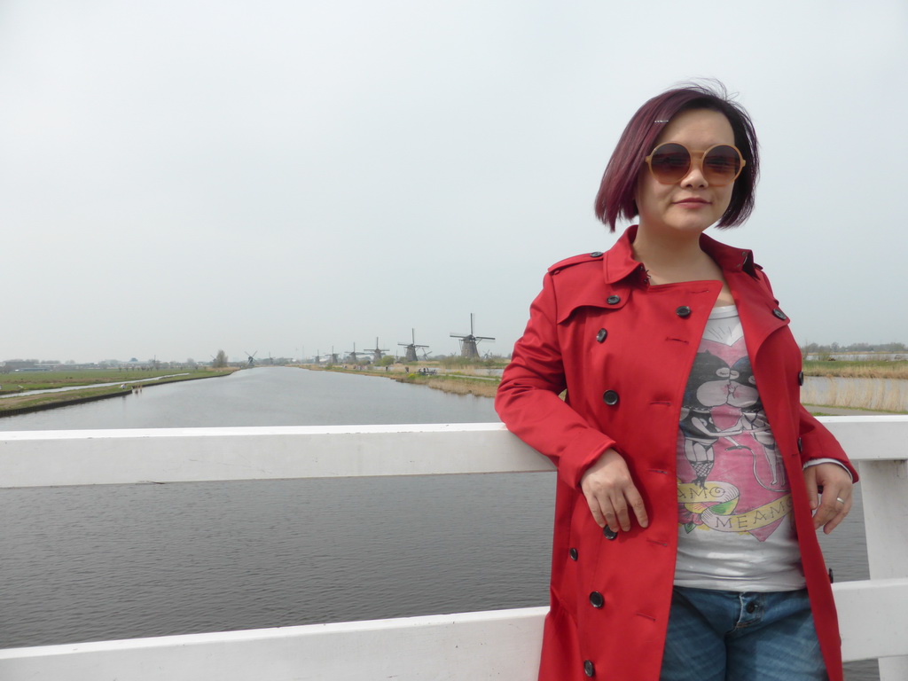 Miaomiao at the bridge on the southeast side, with a view on the Nederwaard and Overwaard windmills