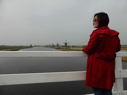 Miaomiao at the bridge on the southeast side, with a view on the Nederwaard and Overwaard windmills