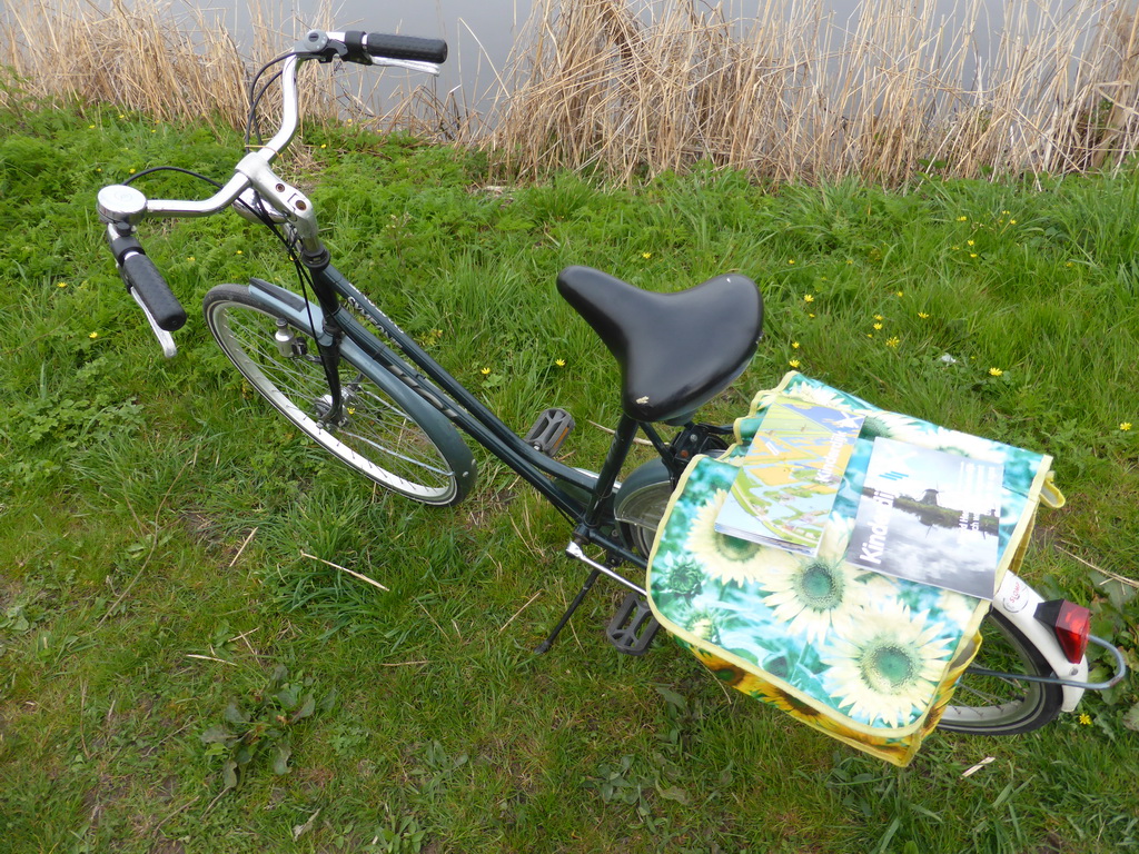 Tim`s rental bike with the Kinderdijk information guide and map