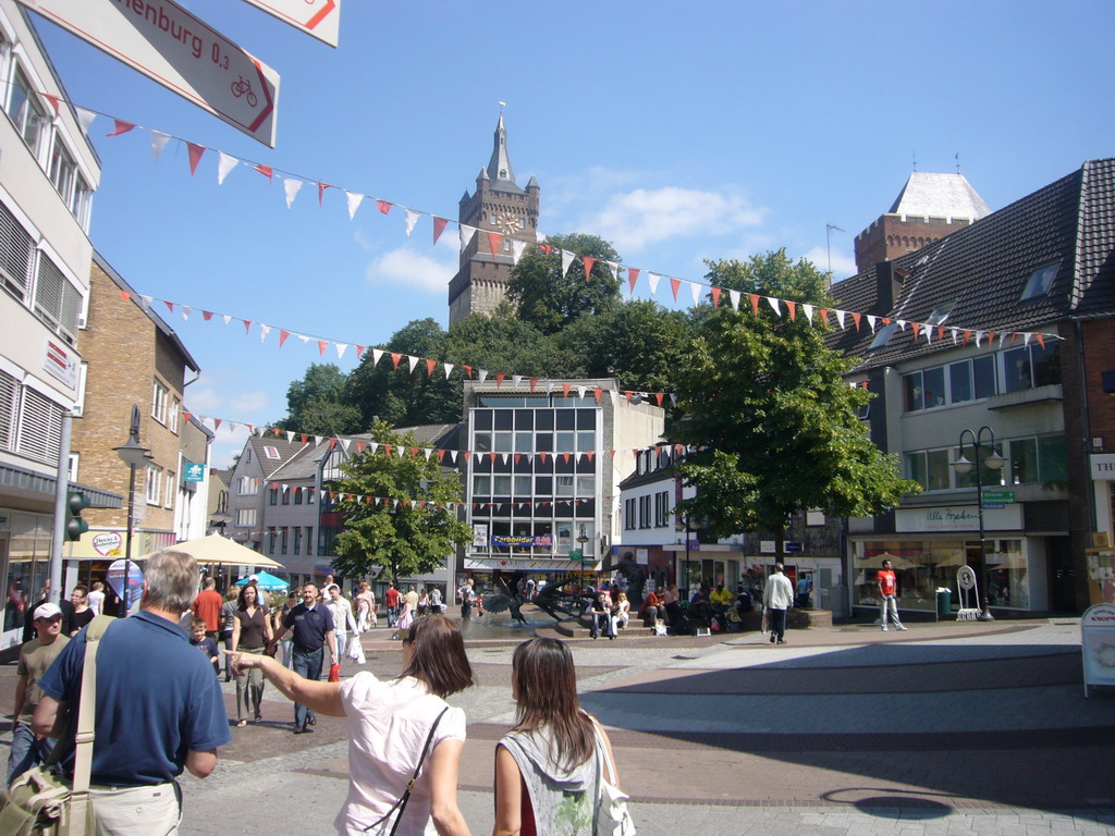 Kees, Corrie and Miaomiao in the Stechbahn street, with the Elsabrunnen fountain in the Große Straße and the Tower of the Schwanenburg Castle