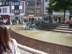 Miaomiao at the Elsabrunnen fountain in the Große Straße