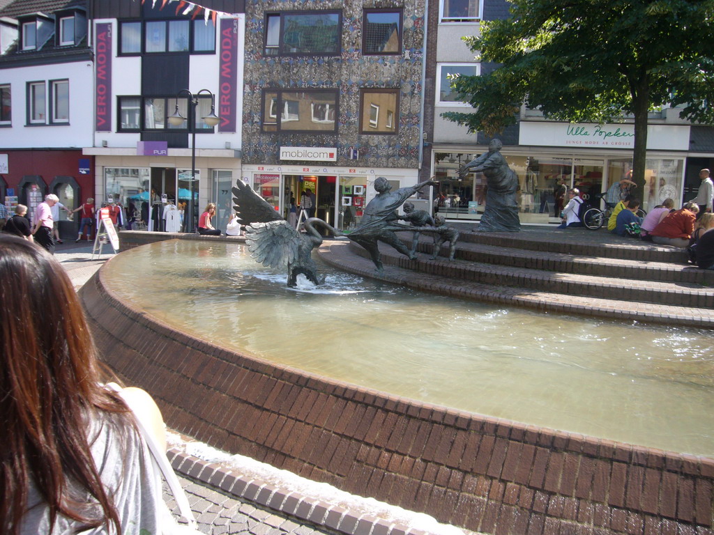 Miaomiao at the Elsabrunnen fountain in the Große Straße