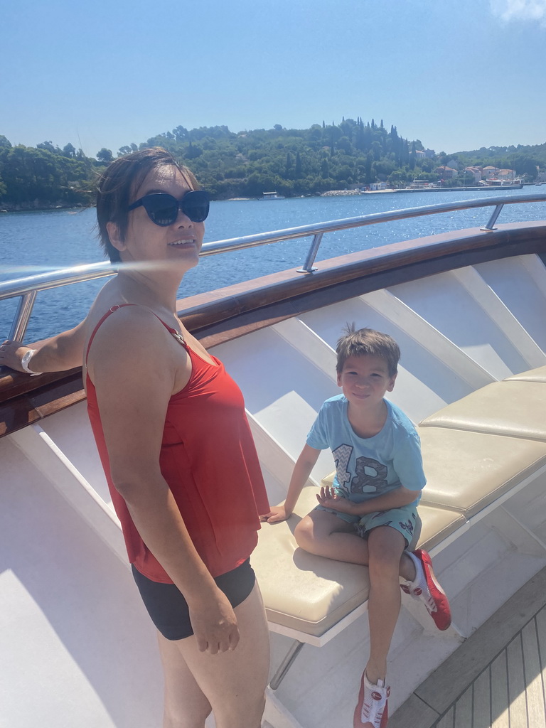 Miaomiao and Max on the Elaphiti Islands tour boat, with a view on Kolocep Bay and the Kolocep Harbour