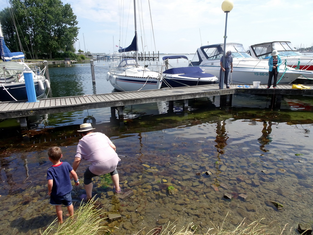 Miaomiao, her parents and a friend catching crabs at Camping and Villa Park De Paardekreek