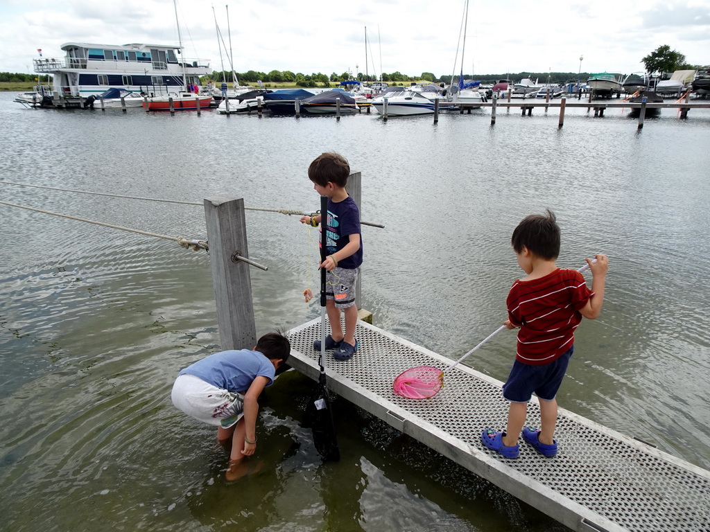 Max and his friends catching crabs on a pier at Camping and Villa Park De Paardekreek