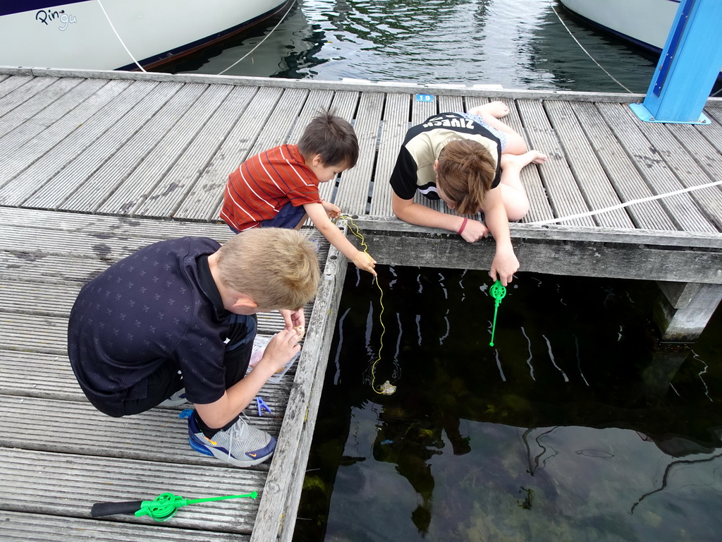 Max and his friends catching crabs on a pier at Camping and Villa Park De Paardekreek