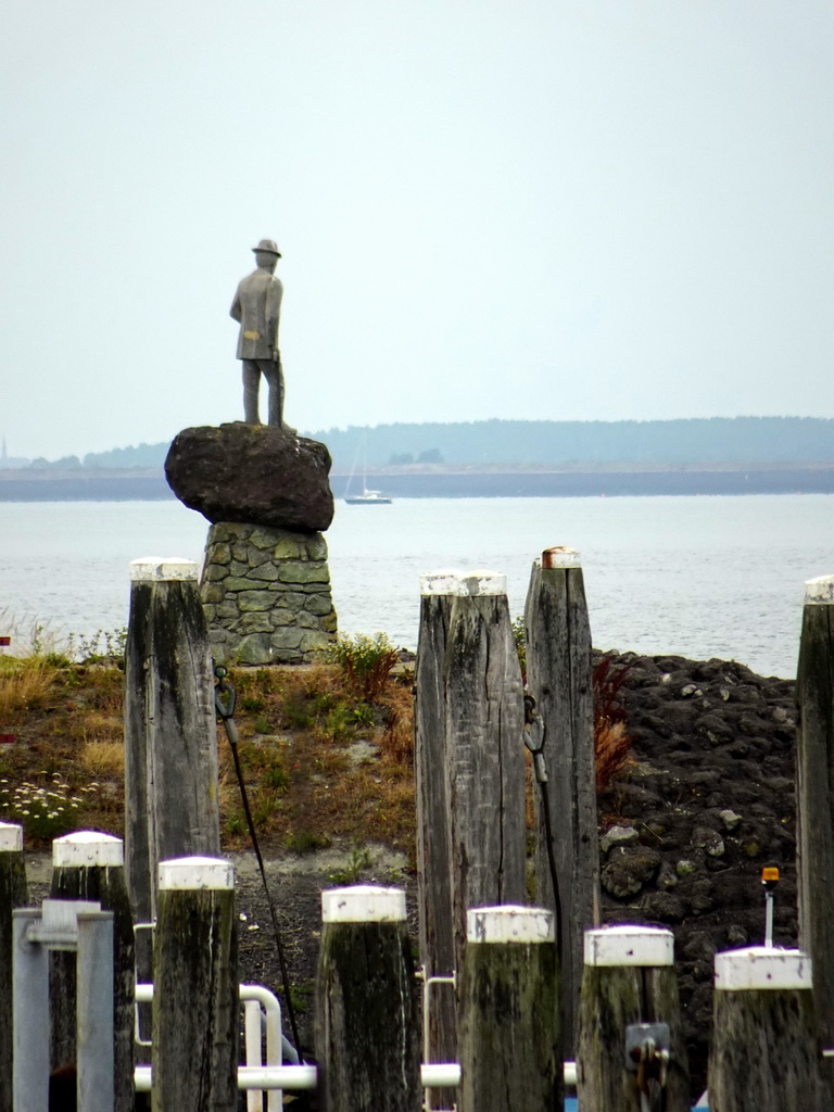 Statue of Johannis de Rijke, viewed from the Visserijweg street at Colijnsplaat