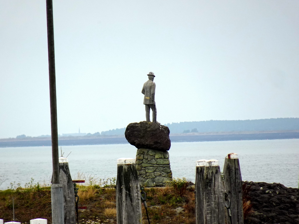 Statue of Johannis de Rijke, viewed from the Visserijweg street at Colijnsplaat