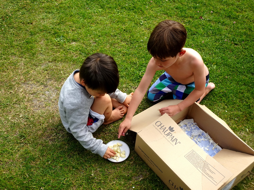 Max and his friend with garlic at Camping and Villa Park De Paardekreek
