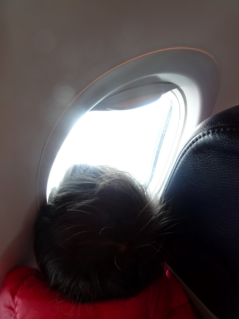 Max looking through the window in the airplane from Eindhoven