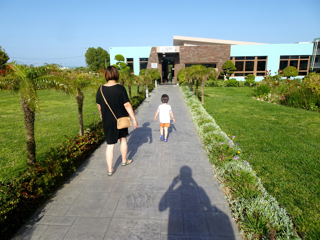 Miaomiao and Max walking to the Votsalo Spa at the Blue Lagoon Resort