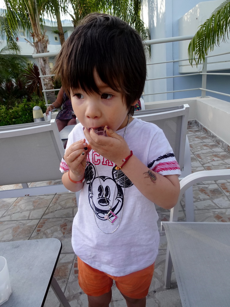 Max with an ice block at the terrace of the Ilios Lounge Bar at the Blue Lagoon Resort