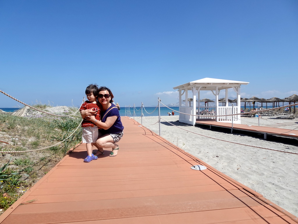 Miaomiao and Max on the path to the beach of the Blue Lagoon Resort