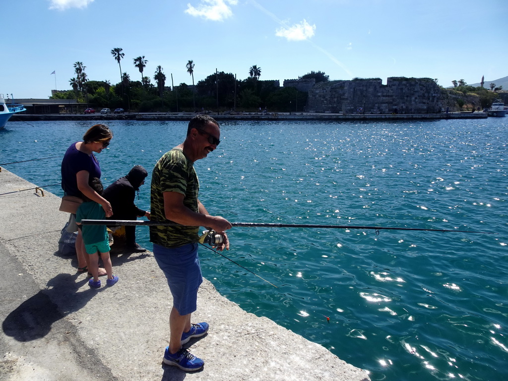 Miaomiao, Max and fishermen at the northwest side of the Limenas Ko harbour