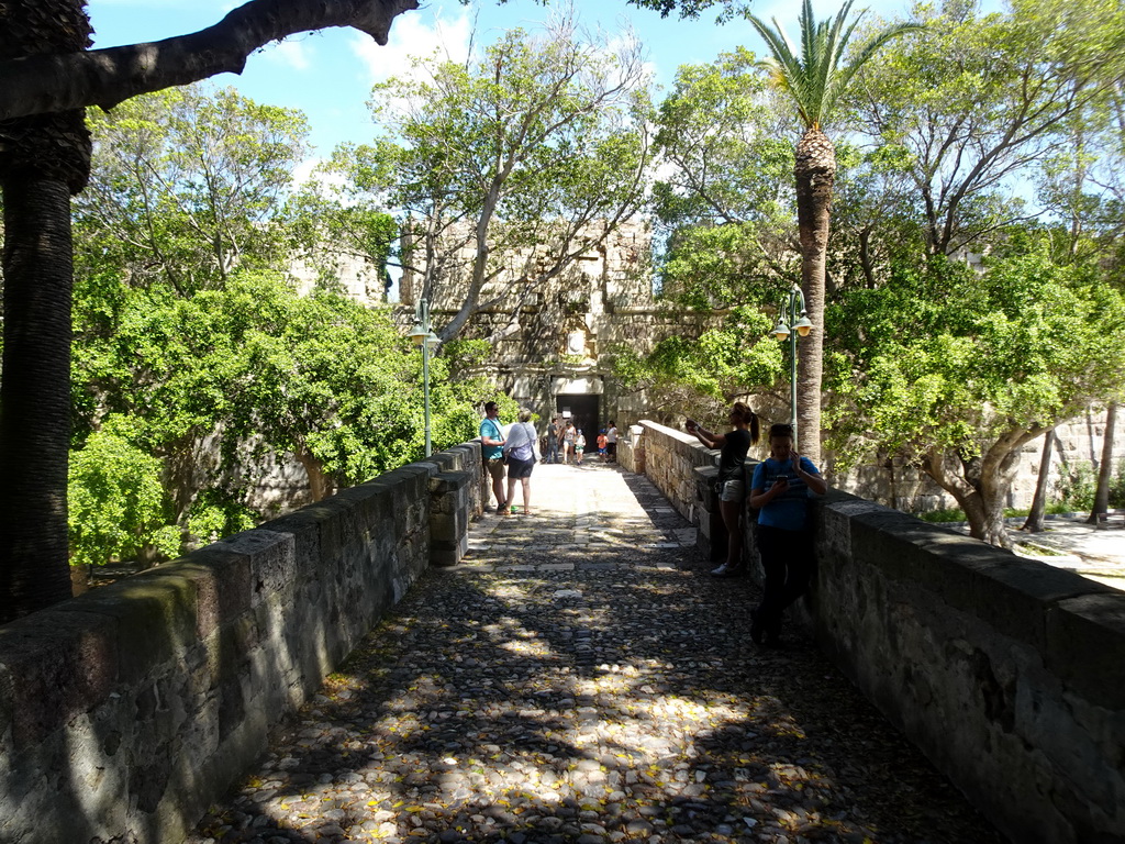 Bridge from the Platía Platanou square to Neratzia Castle