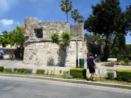 Miaomiao in front of the round building at the west end of the Leofóros Ippokratous boulevard