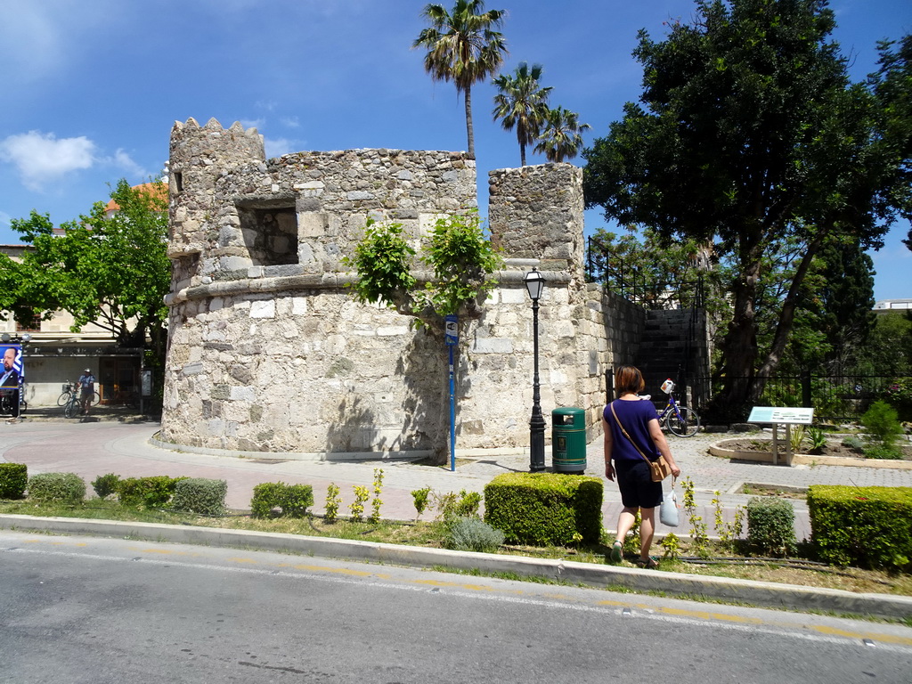 Miaomiao in front of the round building at the west end of the Leofóros Ippokratous boulevard