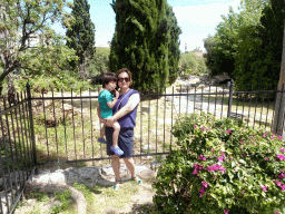 Miaomiao and Max at the Leofóros Ippokratous boulevard, with a view on the Archaeological Site of the Harbour Quarter-Agora