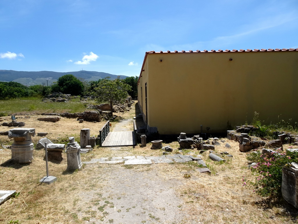 Northeast side of the Casa Romana museum, viewed from the Leofóros Grigoriou V street