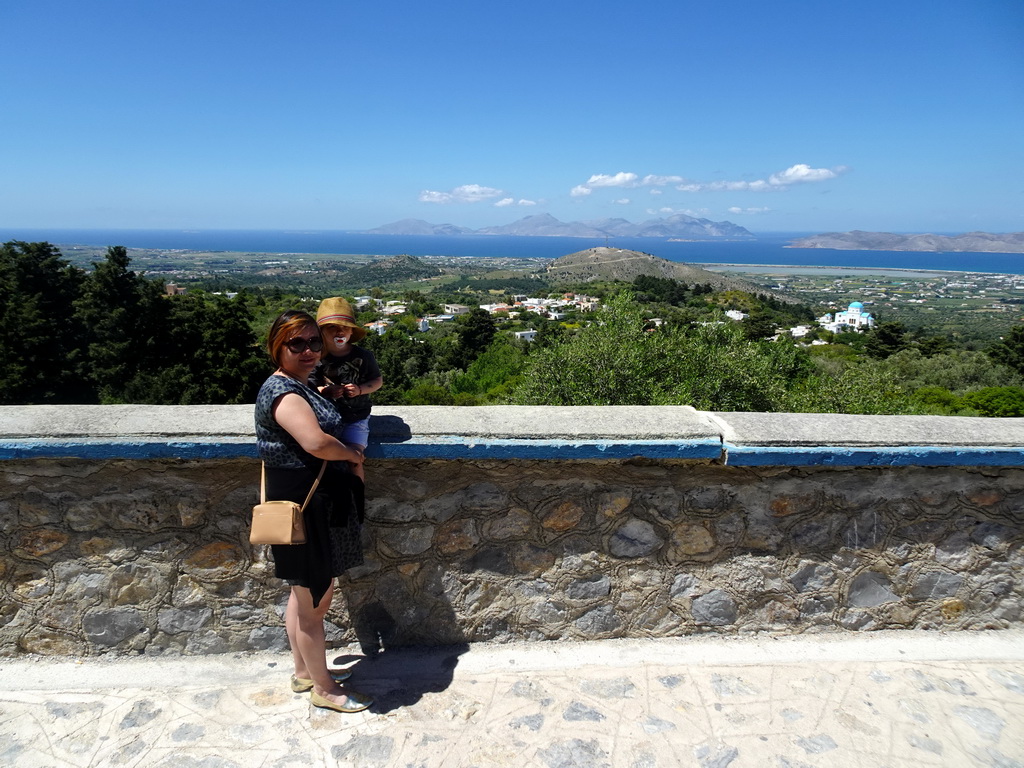 Miaomiao and Max at the viewing point at the north side of the town of Zia, with a view on the Holy Church of the Birth of the Virgin Mary, the north side of the island, the Aegean Sea and the islands of Kalymnos and Pserimos
