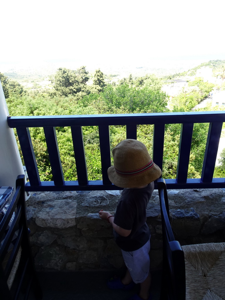 Max at the Sunset Balcony Tavern at the town of Zia, with a view on the north side of the island