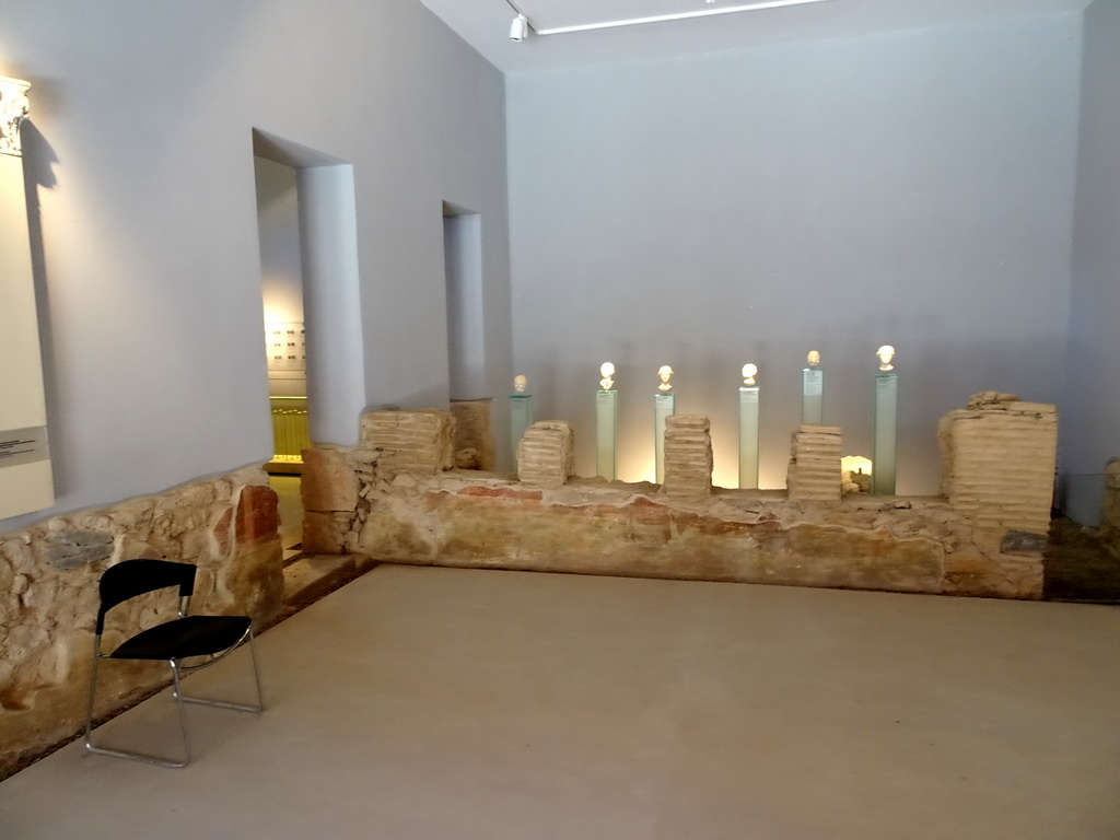 Busts and short wall at the Casa Romana museum