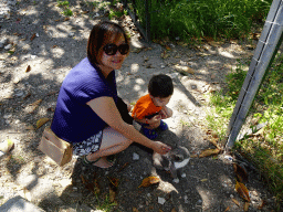 Miaomiao and Max with a cat at the Platía Tsaldari square