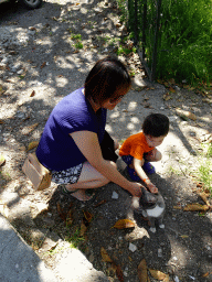 Miaomiao and Max with a cat at the Platía Tsaldari square