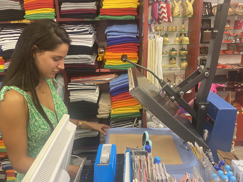 Max`s cat shirt being printed at a shop at the southeast side of the Cat Park