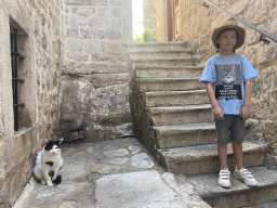 Max with a cat at a staircase next to the Ulica 2 street