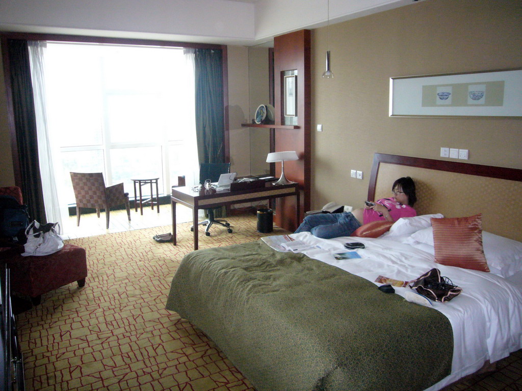 Miaomiao in our room in Kunming Empark Grand Hotel