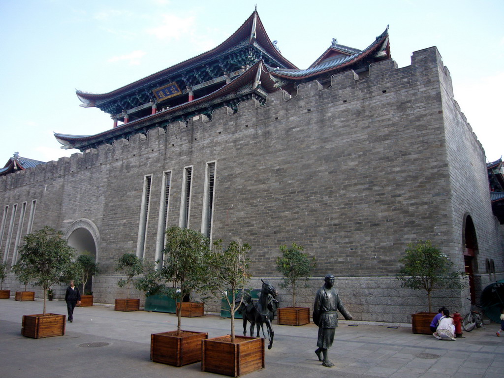 Building in the street between Xisi Tower and Dongsi Tower