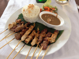 Dinner with saté at the Shri Aryma Beach Restaurant at the Jalan Wana Segara street