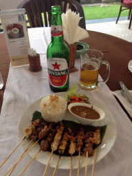 Dinner with saté and Bintang beer at the Shri Aryma Beach Restaurant at the Jalan Wana Segara street