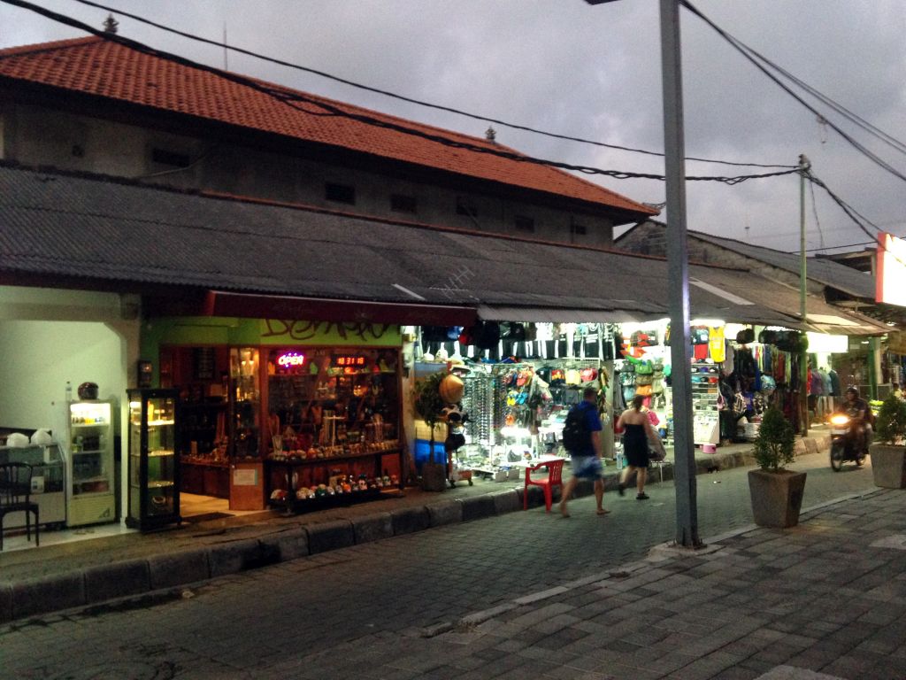 Street at the north side of the Lippo Mall, at sunset